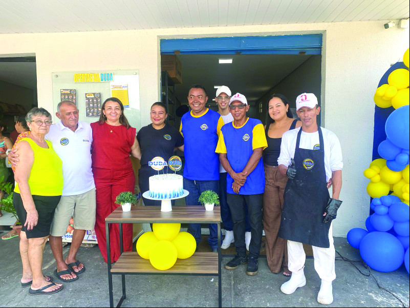Um Clik! Das proprietárias e funcionários da Duda Distribuidora e Duda , que sábado completou mais um ano de existência na cidade de União. Na foto: Miranda e Raimundo, Raqueilane Sampaio, Laiane, Elton, Caio, Xandy, Aline Moreira e Aldo. - (Arquivo Pessoal)