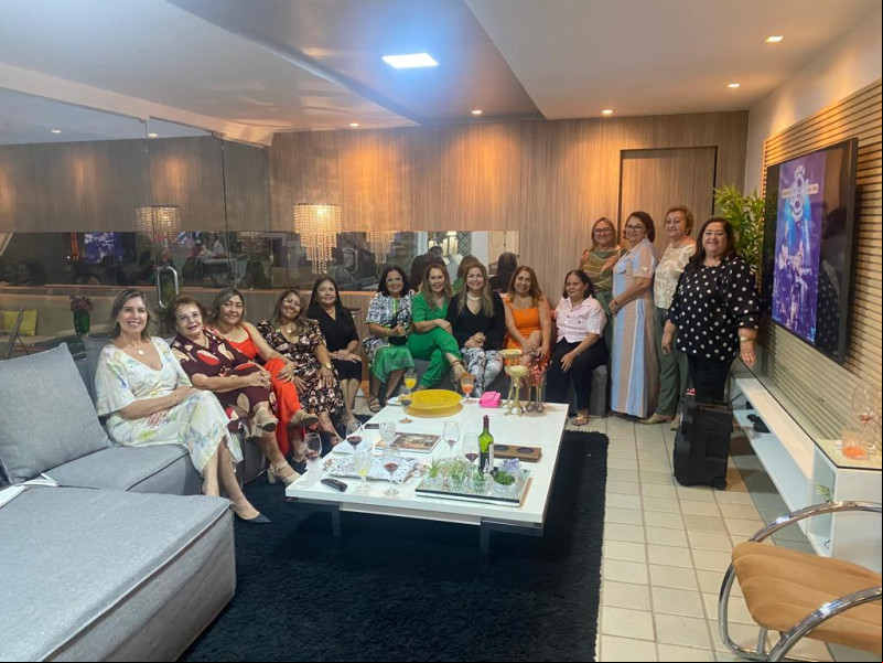 #ChádeCozinha - No dia 19/1 a querida Arlene Mesquita reuniu familiares e amigos para o seu Chá de Cozinha, com um delicioso jantar em sua belíssima residência. Chics!!! - (Luciêne Sampaio)