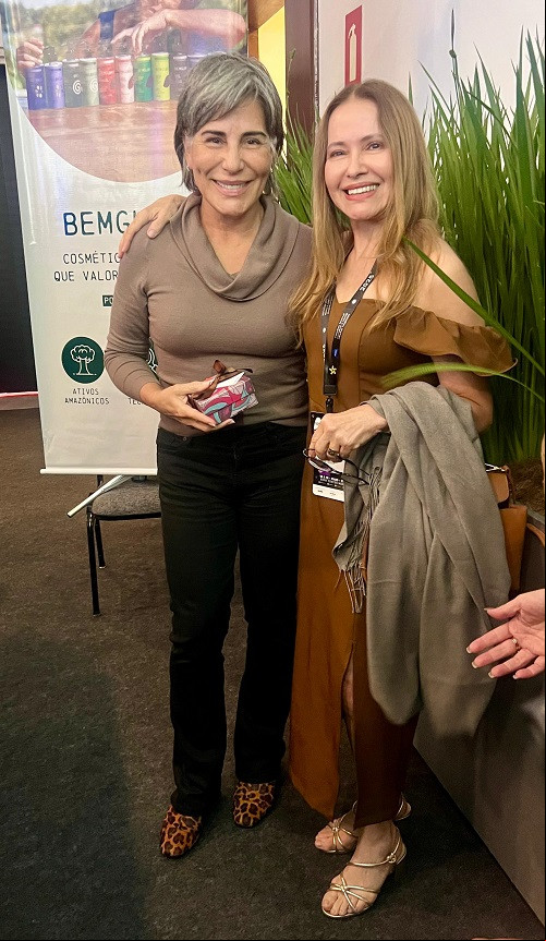 #Sampa - Um click da empresária Van Fernandes com a atriz Glória Pires no APAS Show, que chega à 39º edição da maior feira supermercadista do mundo. O evento foi aberto na segunda e acontece até amanhã no Expo Center Norte, em São Paulo. Chics!!! - (Arquivo Pessoal)