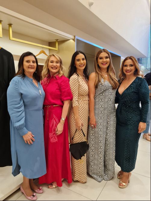 #Grife Tânia Bulhões realizou em parceria com a MULTI Viz a Viz uma ação para as clientes da marca em Teresina, com um bate papo informal no dia 8/3 Dia Internacional da Mulher -, na única loja que abriga corner da marca no Piauí – a VIZ A VIZ - by Liana Tapety & Marcelo Tapety. Um click das queridas Savina Magalhães, Ada Castro, Ionara Victor, Ângela Canuto e Olívia Nogueira. Chics!!! - (Luciêne Sampaio)