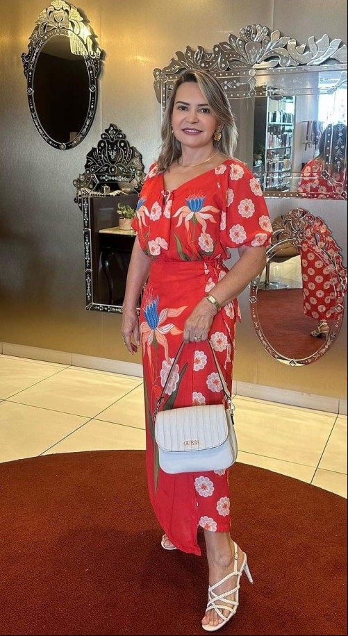 #Feliz2024 - Para a querida empresária Francisca Brito - by Loja Francisca Brito em pose elegante. Chics!!! - (Divulgação)