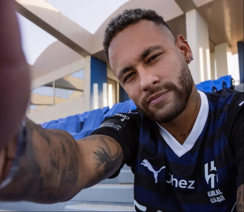 Modelo cearense nega que esteja grávida do terceiro filho de Neymar: “nem conheço”