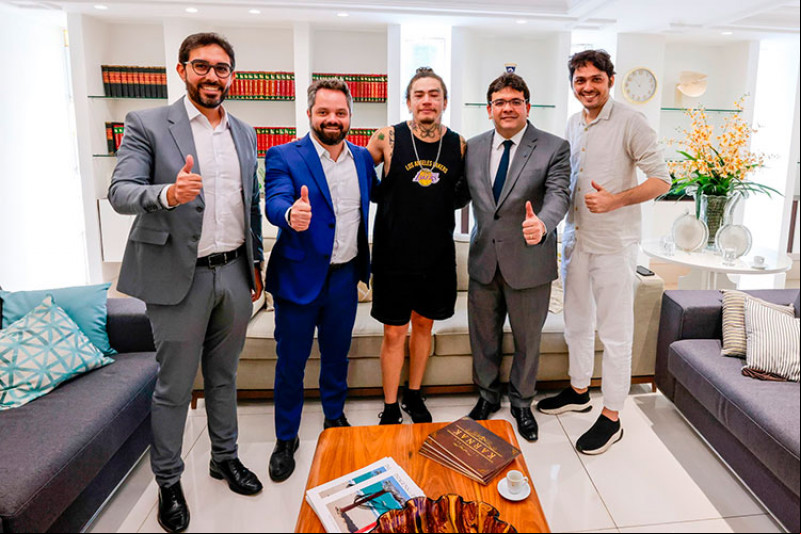 #RodadeNegócios - Um click de Whindersson Nunes, que esteve em Parnaíba participando de uma Rodada de Negócios com CEOs e partilhou experiências com desenvolvedores de startups do Tech Export Hub da Zona de Processamento de Exportação do Estado do Piauí (ZPE do Piauí), e da Carnaúba Valley, organização que reúne empreendedores do setor de tecnologia. Chics!!! - (Divulgação)