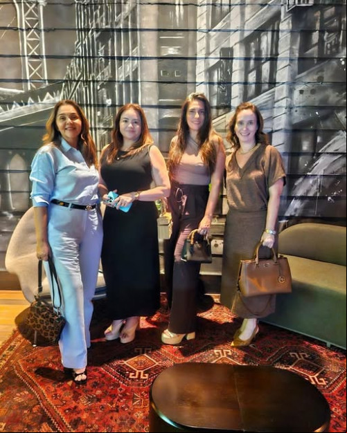#Migas - Parabéns para a aniversariante Isabel Arcoverde (21/5)!!! Que recebeu felicitações das amigas Ingrid Albuquerque, Juliana Rosado e Nadir Ferraz. Chics!!! - (Arquivo Pessoal)