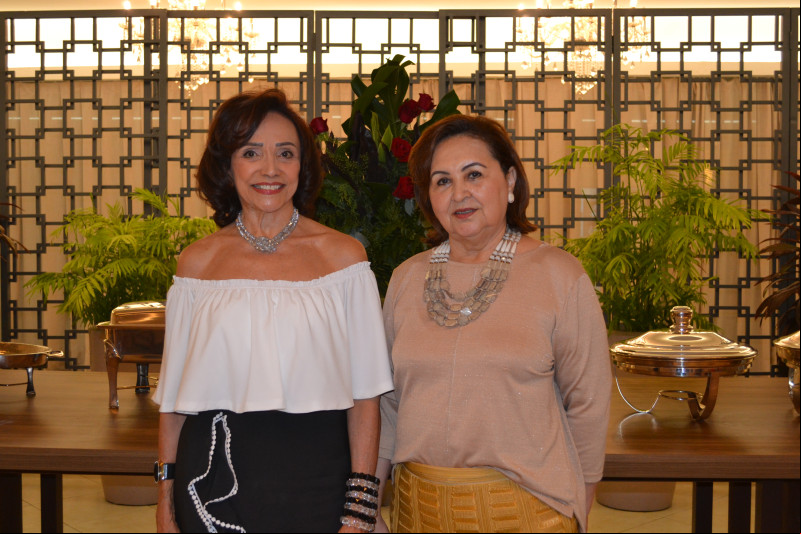 Conceição Araújo e Julinha Ramalho, anfitriãs da Festa de Natal do Granf Clube de Teresina