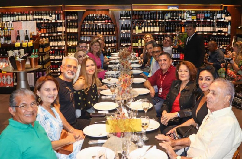 Um click da empresária Van Fernandes e convidados em jantar realizado em seu empreendimento. Chics!!! - (Divulgação)