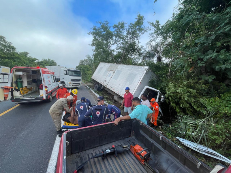 Caminhoneiro fica preso às ferragens após dormir ao volante na BR-343