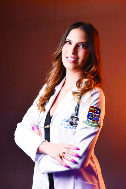 Maria Clara Rocha de Oliveira Paes Landim recebeu esta semana a sua carteira em solenidade no Conselho Regional de Medicina - CRM/Pi. - (Arquivo Pessoal)