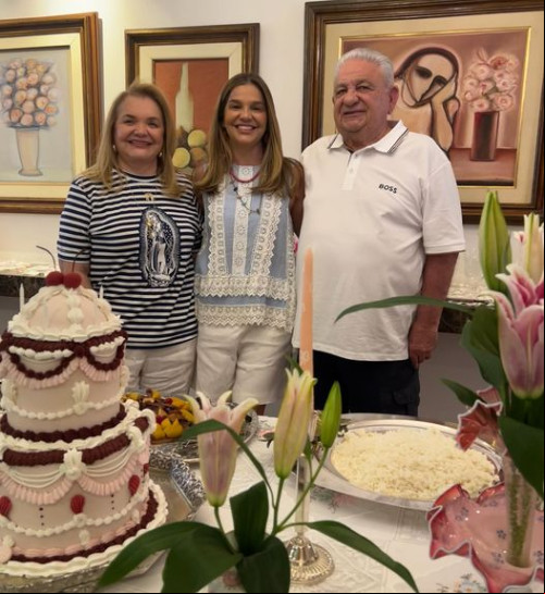 Parabéns - "Dia de minha mãe amada @reginaalencar (6/8) - Desejo muita Saúde para comemorarmos a sua vida e nossa felicidades sempre" Alessandra Alencar . Chics!!! - (Divulgação)