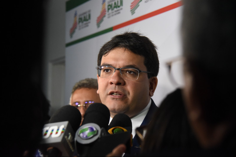 Governador diz que recurso que vier do governo federal será rateado entre os trabalhadores da enfermagem - (Assis Fernandes/ O DIA)