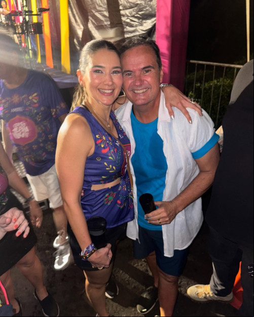 #Corso - Um click dos queridos Denise Damásio com o cantor Ricardo Chaves no Corso do Alphaville. Chics!!! - (Magal Santos)