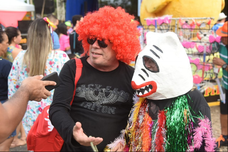 Seu Alcindo e a filha Bárbara, fantasiados. - (Jailson Soares / O DIA)