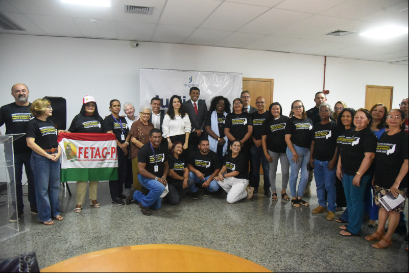 Representantes de diversas instituições que compõem a Comissão Estadual para a Erradicação do Trabalho Escravo (Coetrae) estiveram presentes na ação - (Assis Fernandes/ODIA)