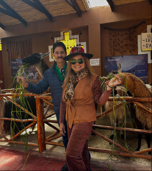 #Viagem - Um click dos queridos Gilvana Rodrigues Gayoso Freitas com o esposo, em viagem por Chinchero no Peru - Centro de Produção de Mulheres Fabricantes de Produtos Artesanais do Peru curtindo o artesanato local. Chics!!!!! - (Arquivo Pessoal)