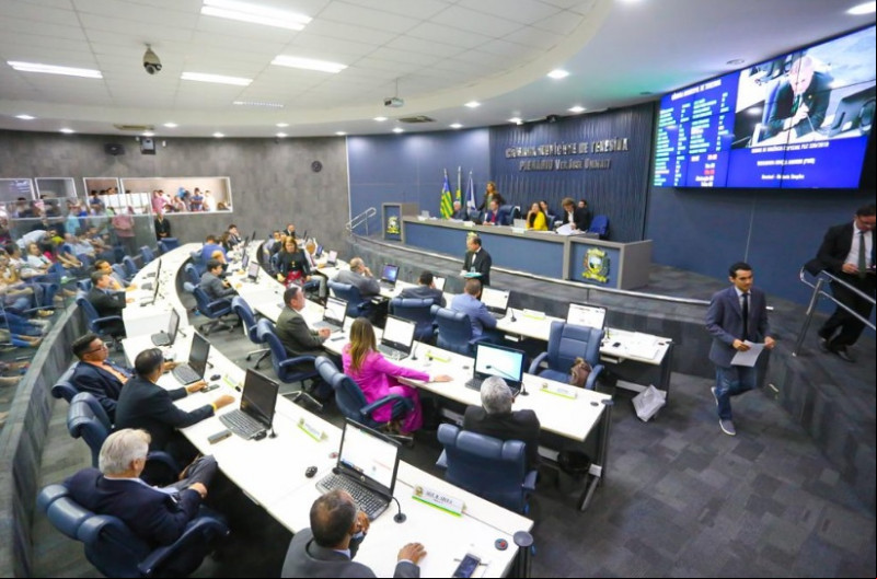 Vereadores mantêm reajuste de servidores e derrubam vetos da Prefeitura