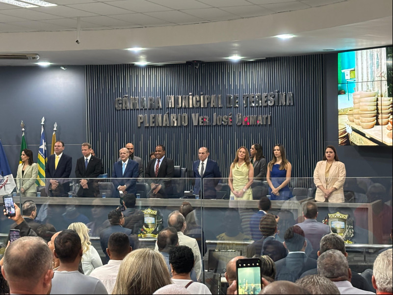 Enzo Samuel e Silvio Mendes durante abertura do ano legislativo na Câmara Municipal - (Ezequiel Araújo / PMT)