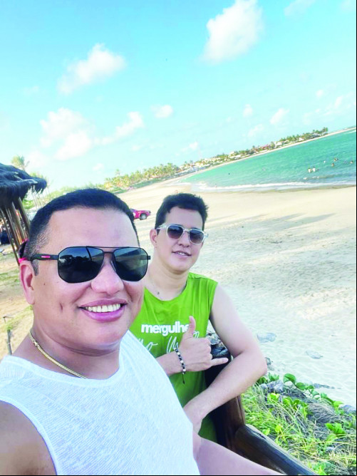 professores: Claudenilton Lima e Marco Portela, recentemente estiveram curtindo férias em Natal, no registro Os mesmos estão na famosa praia de Pipa. - (Arquivo Pessoal)