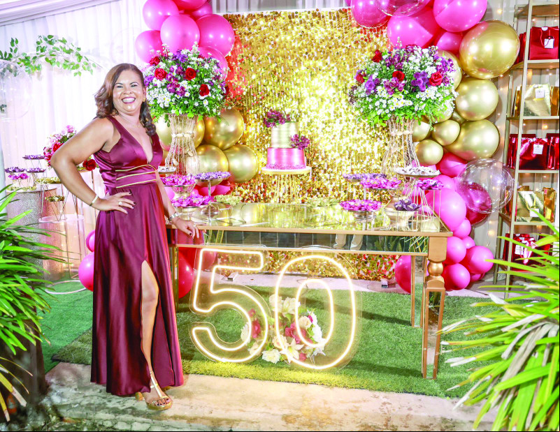 Empresária Áurea Lúcia Luz, no sábado que ou, celebrou seus 50 anos de vida, com uma mega festa na cidade de União, onde recebeu familiares e amigos. - (Arquivo Pessoal)