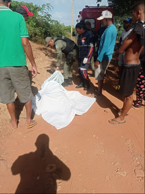 Homem foi morto em via pública a disparos de arma de fogo - (Divulgação/PMPI)