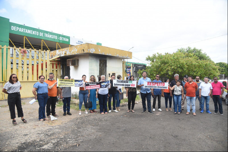 Manifestação das autoescolas no Detran - (Assis Fernandes / O DIA)