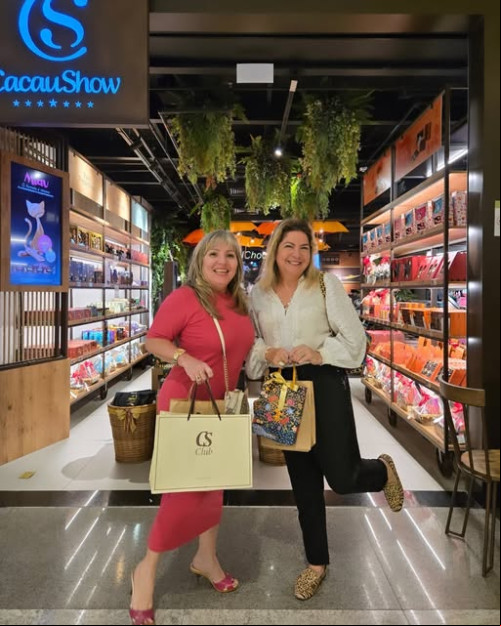 #TeresinaShopping - @cacaushow - Encontrei hoje (21) a querida @clea.bandeira no @teresinashopping. Ela é presença confirmada no nosso Almoço das Mães no dia 24/5, no @royalteresina. Já com a camiseta. Chics!!! - (Luciêne Sampaio)
