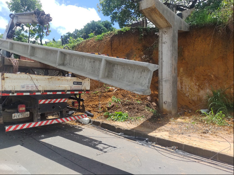 Equatorial substitui poste caído na BR-316 - (Chico Filho/O Dia)