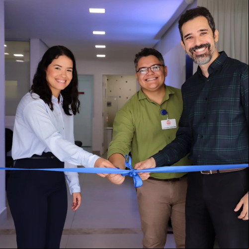 #Inaugurado novo posto do Laboratório Med Imagem no Hospital Santa Maria. Novo posto faz parte da ampliação dos serviços do laboratório do Grupo Med Imagem, que já realizou, em 2024, mais de 2,3 Milhões de exames. Para expandir ainda mais a capacidade de atendimento e levar mais conforto e comodidade aos seus pacientes, o Grupo Med Imagem inaugurou, nesta quarta-feira (16/10) um novo ponto de coleta do Laboratório Med Imagem no Hospital Santa Maria. Situado na região Centro-Sul de Teresina, o hospital, que já oferece atendimento de urgência/emergência e ambulatorial, conta agora com um espaço exclusivo para exames laboratoriais. “Esse novo posto representa a expansão da nossa rede própria, que já é incomparável em relação a qualquer outra operação, aqui, no Piauí. Nós temos quatro hospitais, sete unidades de atendimento clínico para os nossos pacientes, e agora, mais uma unidade do Laboratório Med Imagem. Isso demonstra o crescimento constante da nossa estrutura e capacidade de atendimento de nossos serviços”, destacou o diretor geral do Grupo Med Imagem, dr. Marcelo Burlamarque Nunes. Com capacidade para realização de 400 atendimento diários, o novo posto oferece ainda maior agilidade na realização de exames aos pacientes do Hospital Santa Maria e também contempla pacientes de outras unidades do grupo e clientes particulares, ambos poderão fazer seus exames na unidade. Expansão reforça e amplia qualidade no atendimento. Segundo o responsável técnico do Laboratório Med Imagem, Flaviano Pinheiro, a expansão da rede resulta em melhor atendimento aos pacientes e eleva ainda mais a qualidade dos serviços, já reconhecida pelo Sistema Nacional de Acreditação. “Somos um laboratório que mantém a sua certificação há 12 anos e nosso objetivo é oferecer exames de alto padrão de qualidade com menor tempo de atendimento possível. Hoje atendemos em torno de 2 Mil pacientes por dia em toda a rede e 90% desses atendimentos têm seus exames liberados 24 horas após a coleta. Tudo isso para trazer comodidade e agilidade aos nossos pacientes”, afirmou. Outro destaque do Laboratório é a capacidade de realizar exames de alta complexidade de forma rápida como o  de Marcar. Chics!!! - (Arquivo Pessoal)
