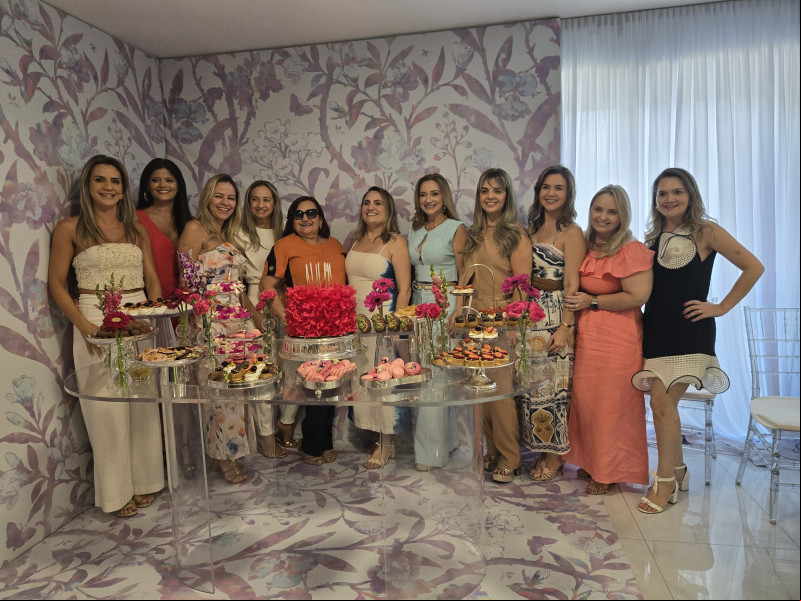 #Festa - Parabéns para a querida empresária Polyana Melo (3/11)!!! Que comemorou em grande estilo com familiares e amigos no domingo (3), em grande estilo com um almoço bem animado. Um click da aniversariante reunida com as amigas. Chics!!! - (Luciêne Sampaio)