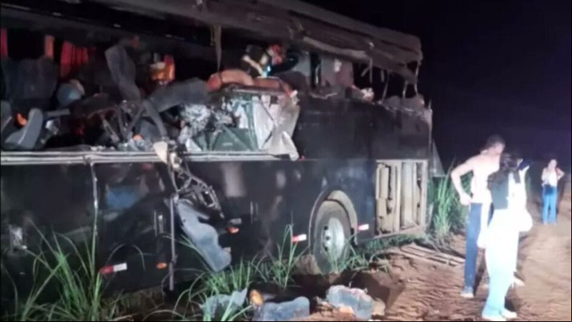 Acidente entre caminhão e ônibus universitário deixa 12 mortos no interior de São Paulo