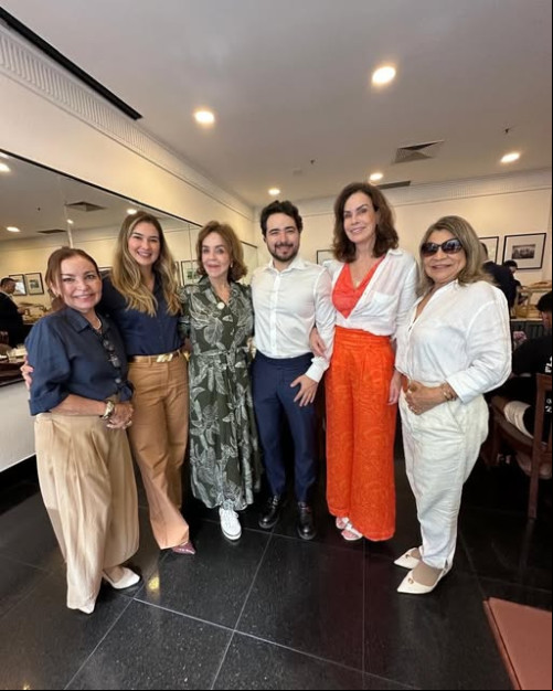 #Café da Manhã  - Um click do querido Breno Marques na companhia das lindas e maravilhosas iLúcia Marques, Denise Marques Damásio, e Maria Edith Marques com as irmãs Fátima Scarpa e Renata Scarpa, no Metropolitan. Chics!!! - (Arquivo Pessoal)