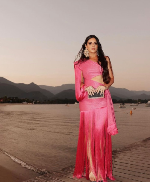#Elegância - Um click da belíssima médica Cynthia Portella - @cynthiaportella - comemorando o casamento da irmã @dudanogueira & Victor em Angra dos Reis, litoral do Rio de janeiro. Fotografia: @mtbellato Make @rodaluge Cabelo @rodaluge #dudaevictor - (@mtbellato )