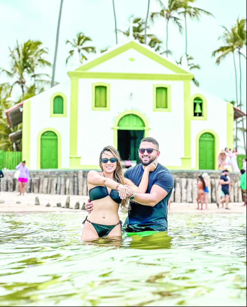 Empresário Gabriel Reduzino (gerente Lojas União Calçados-Teresina) e Vanessa Rangel no final de semana oficializaram noivaDO, na praia dos Carneiros enfrente a Igrejinha de São S. Benedito NO litoral de Pernambuco. - (Divulgação)