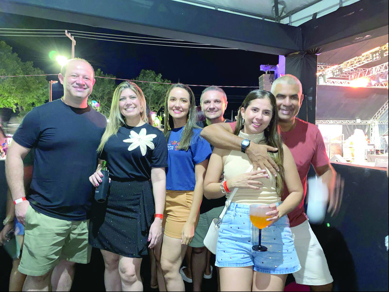 Beto Pierote e Fabrina Prado, Nayra Dutra e Rafael Portela, Adriana Pessoa e Ciro Gustavo Melo, curtiram de Camarote o Carnaval de União, na praça Gervásio Costa. - (Arquivo Pessoal)