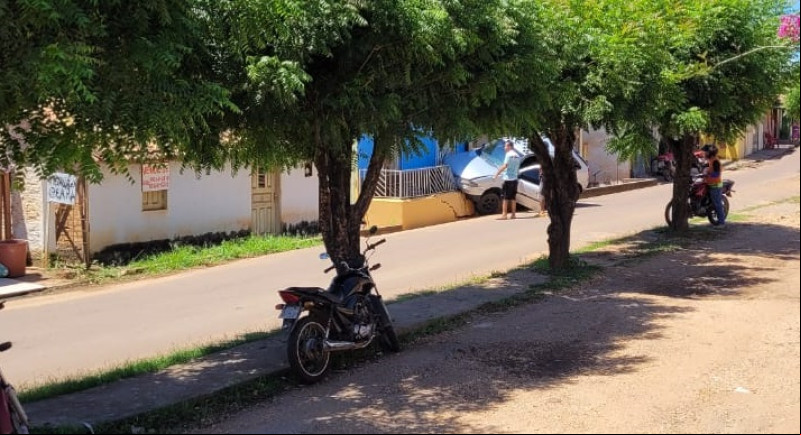 Carro perde o controle e invade casa em Luzilândia - (Reprodução/Whatsapp)