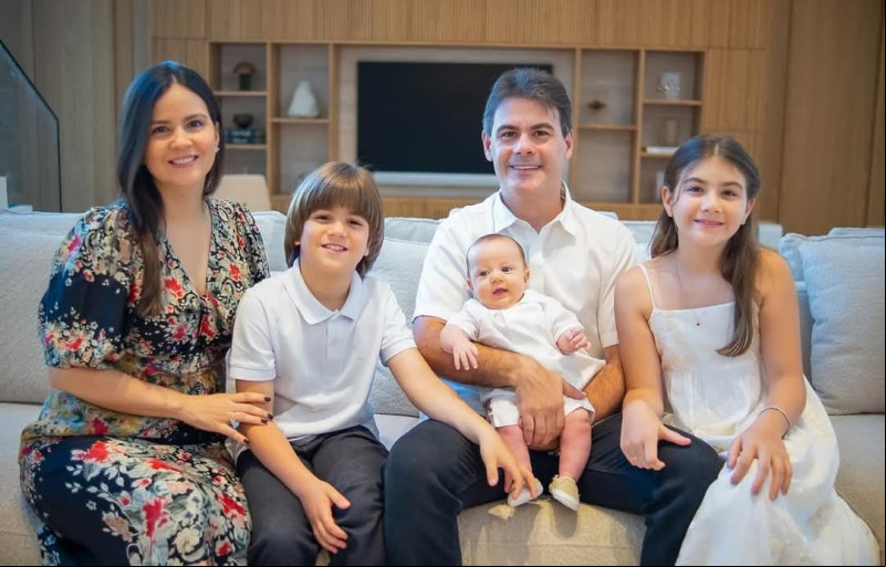 #DiadosFilhos (5/4) #Family  - Um click do presidente da Assembleia Legislativa do Estado do Piauí, Severo Eulálio Neto, que comemorou o #Dia dos Filhos com a esposa, a defensora pública Natália Freitas, e os filhos Alice, Severino e Eduardo. Chics!!! - (Arquivo Pessoal)