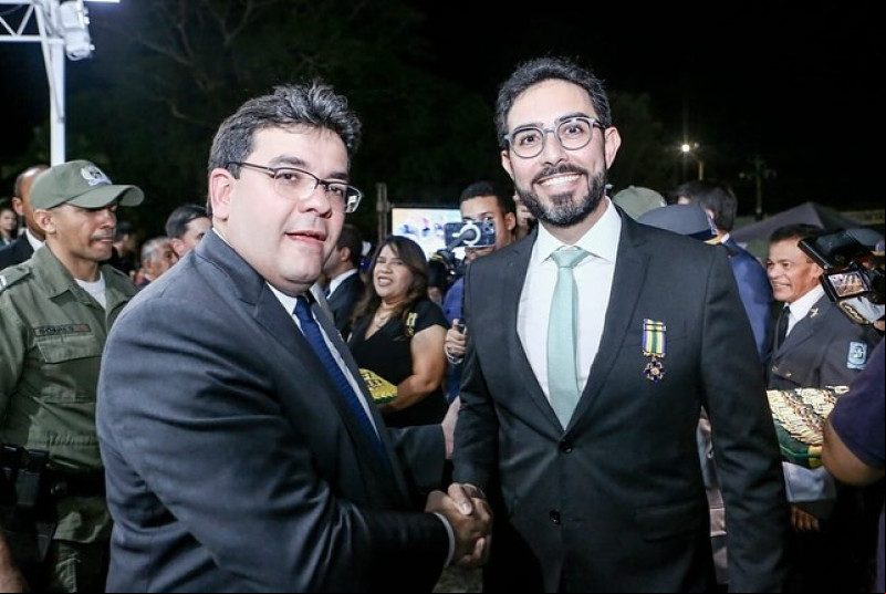 #Medalha - Um click do secretário-chefe do gabinete do Governador Pedro Rocha foi agraciado com a Medalha do Mérito Policial Militar em solenidade no contexto da comemoração dos 189 Anos da PM/PI. Um click do governador do Estado do Piauí - Rafael Fonteles com Pedro Rocha.  Chics!!! - (Divulgação)