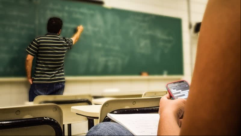 O uso do celular em sala de aula pode ser prejudicial? Especialista explica - (Reprodução )