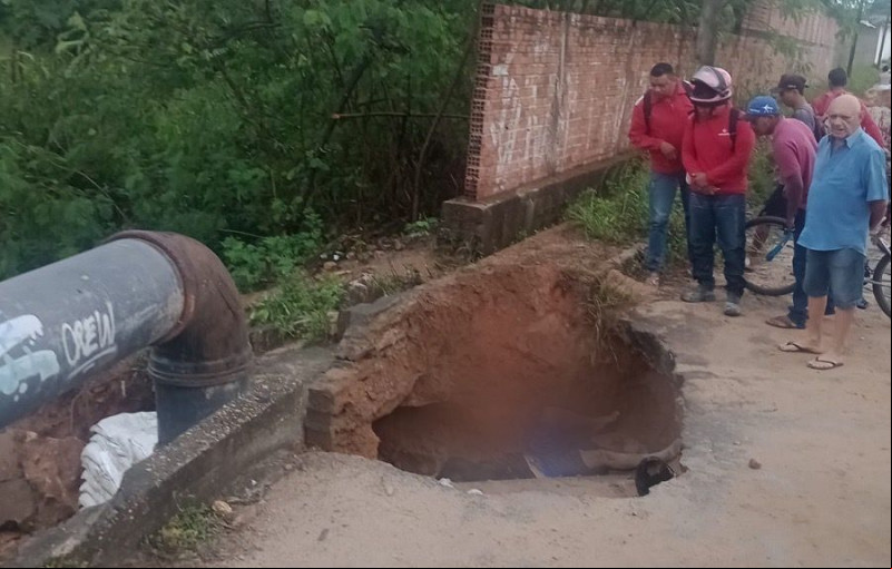 Motociclista morre após cair em buraco no bairro Pedra Mole