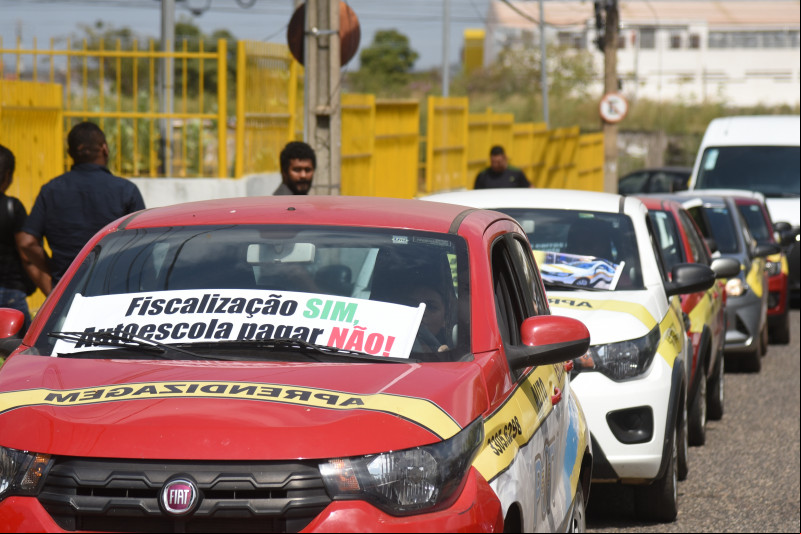 Manifestação das autoescolas no Detran - (Assis Fernandes / O DIA)