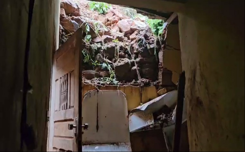 Em Picos, casas são parcialmente destruídas por deslizamento de terra - (Valéria Noronha)