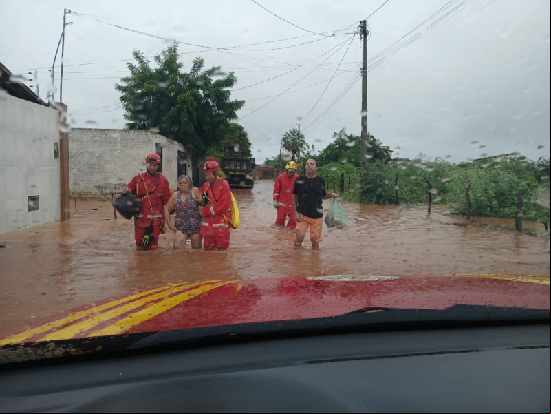 Bombeiros, Defesa Civil e outros órgãos do Estado montam força-tarefa para atender atingidos pelas chuvas em Picos