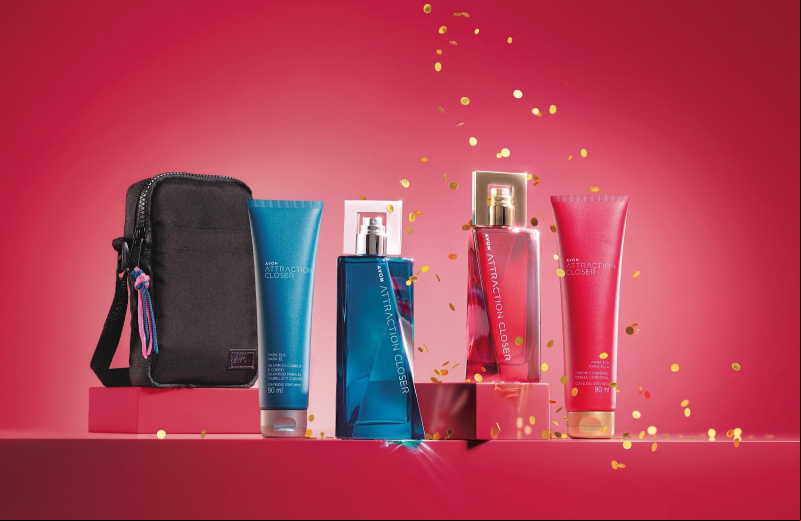 #Dia dos Namorados - Avon celebra o Dia dos Namorados com kits presenteáveis para todos os tipos de amor. A marca propõe aos casais uma experiência sensorial especial, incentivando na criação de memórias emocionais e olfativas por meio de kits exclusivos a partir de R$ 21,99     Uma das datas mais especiais do ano está chegando para os apaixonados: o dia do amor. E a Avon acredita que gestos de carinho, em forma de presente, tornam a data ainda mais importante. E para celebrar o Dia dos Namorados, comemorado no dia 12 de junho, a marca apresenta diversas opções especiais de presenteáveis exclusivos a partir de R$ 21,99 para todos os tipos de amor.  A Avon lançou algumas opções de presentes exclusivos da nova fragrância Attraction Closer, criado em parceria com a renomada casa de fragrâncias Firmenich. A novidade foi desenvolvida para intensificar a conexão entre casais, com destaque para o inédito acorde “pele com pele”, inspirado na química natural entre dois corpos em movimento e comprovado por neurociência. A composição traz notas requintadas de madeira cremosa, almíscares aveludados e âmbar doce, criando uma  olfativa sensual. O presente feminino inclui perfume e loção perfumada para o corpo, já o presente masculino inclui perfume e shampoo para cabelo e corpo, além de um presentão para o uso combinado que considera os dois perfumes em uma embalagem incrível. Os dois presentes podem ser incrementados com uma shoulder bag com 50% de desconto.  Já para os apaixonados que gostam de maquiagem, a Avon, marca de maquiagem mais comprada nos lares do Brasil, lança Color Trend Disney, uma nova coleção que inclui uma paleta com alta pigmentação, batons, esmaltes e lápis olhos e boca. As composições de presentes, além da embalagem especial, possuem ório inspirado nos personagens que vai conquistar os fãs do amado casal Mickey e Minnie! Os kits incluem paleta de sombras Color Trend, batom, delineadores, chaveiro porta batom, além de outros itens da coleção em uma caixa de presente exclusiva.     Confira os presenteáveis da Avon para o Dia dos Namorados:       Presente Avon Attraction Closer para Ela Especial + Presente Avon Attraction Closer para Ele Especial - R$139,90  A marca também preparou duas opções de presente para a data: um kit para presentear sua parceira com perfume, loção perfumada para o corpo e uma caixa de presente. Já para eles, um kit com perfume, shampoo de cabelo e corpo, e uma caixa de presente. A shoulder bag sai com 50% de desconto no caso da compra dos presentes.      Presente Avon Attraction Closer para Dois - R$199,90  A Avon preparou um "presentão": uma caixa especial com os dois perfumes, feminino e masculino, incentivando o uso combinado para vocês usarem juntos e sentirem o poder da "pele com pele".     Presente Avon Disney Duo - R$ 59,90  Desperte sua criatividade e se divirta com as cores! O presente perfeito para quem ama explorar novos looks: a Paleta de Sombras Color Trend, com tons versáteis e cheios de estilo, e o Delineador para um olhar colorido e preciso. Color Trend e Disney se unem para oferecer uma combinação encantadora, com a magia de criar efeitos incríveis e um toque de diversão. Tudo isso em uma caixa de presente exclusiva, trazendo toda a energia da Disney para o seu dia a dia!       Presente Avon Disney Lembrancinha - R$59,90 Neste Dia dos Namorados, a magia da Disney e a diversão de Color Trend se unem para criar o presente perfeito! São 3 cores de batons e 4 cores de esmaltes em em tons versáteis e românticos, para arrasar em qualquer look. Tudo isso em uma caixa de presente exclusiva, trazendo toda a energia da Disney para o seu dia a dia! Para complementar o kit, a Avon também preparou o Chaveiro Porta Batom Disney, que combina encanto e funcionalidade sendo um ório perfeito para quem adora um toque de magia no dia a dia.        Presente Avon LOV|U Original + Batom Tratamake Radiante - R$ 159,90 Este presente é a perfeita tradução de cuidado e beleza: o perfume com a envolvente mistura de Néctar de Framboesa, Pétalas de Rosa e Madeira Cashmere, que deixa um rastro de encantamento por onde você a, e o Batom Tratamake, que combina maquiagem que cuida com a exclusiva tecnologia Tratamake. Com cor intensa, proteção com FPS 30 e hidratação imediata, esse presente une fragrância e maquiagem de forma única, proporcionando cuidado e elegância, e tornando cada momento ainda mais especial!       Presente Far Away Splendoria Superespecial - R$ 169,90  O perfume Far Away Splendoria traz uma fragrância floral adocicado, com o exclusivo Oud Branc, o ouro líquido da perfumaria, a  Ameixa Splendor e a sensualidade da Baunilha, para uma experiência olfativa extraordinária. A loção corporal proporciona 24 horas de hidratação e deixa sua pele perfumada. E para completar, uma nécessaire exclusiva, com acabamento sintético bege e detalhes dourados, perfeita para organizar seus itens com sofisticação e praticidade. Inclui: Far Away Splendoria Deo Parfum 50 ml, Far Away Splendoria Loção Perfumada para o Corpo 90 ml, frasqueira exclusiva e caixa de presente.     Presente Renew Ácido Hialurônico Superespecial - R$ 249,90  O presente perfeito para quem deseja cuidar da pele com sofisticação e tecnologia. A linha Renew AH+, com 3,5% de ácido hialurônico, preenche e hidrata profundamente, ajudando a reduzir as rugas e proporcionando um efeito duradouro. O protetor solar Renew FPS 50 oferece alta proteção contra os danos solares e o envelhecimento, enquanto o hidratante gel-creme mantém a pele hidratada por até 72 horas, sem oleosidade. E para completar, a Nécessaire Chic é o toque final, organizando seus produtos com praticidade e estilo. E aí, já decidiu qual opção vai escolher para a pessoa amada? Imperdível.Chics!!! - (Arquivo Pessoal)