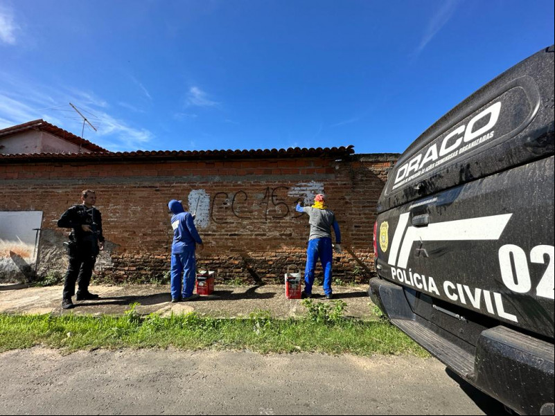 Pichações de organizações criminosas são apagadas na região do Lagoas do Norte