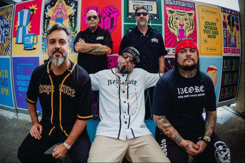 Detonautas faz show em Teresina no sábado (22/6).  Completando oito anos de história, o Seu Roque, com show histórico do Detonautas na Mansão Bliss. Os ingressos já estão à venda pelo site e aplicativo da Ingresse.com e de forma presencial no restaurante We All (Avenida Lindolfo Monteiro, 1380).   A festa conta ainda com Tribuna de Rua, DJ Leuzz e o rapper DZ6 – que traz todo o repertório de Charlie Brown Júnior, com canções como Zóio de Lula, Vícios e Virtudes, Tudo Mudar e Proibida pra Mim. E claro, uma formação incrível da Seu Roque Band: Ostiga Junior, André de Sousa, Cláudio Hammer, Cláudio Luz e Alvino.  Detonautas é uma das bandas mais populares do rock nacional, com mais de 20 anos de carreira e hits como “Você me faz tão bem”, “Olhos certos” e “O dia que não terminou”. Formada em 1997 no Rio de Janeiro, a banda já abriu shows de artistas internacionais como Spy vs Spy, Silverchair e Red Hot Chilli Peppers.  No show a banda vai apresentar as músicas do seu último álbum, ‘Detonautas Roque Clube VI’, lançado em 2020, além dos clássicos que marcaram sua trajetória. A banda promete agitar o público do Seu Roque, evento organizado pela produtora BLR. Imperdível!!! - (Divulgação)