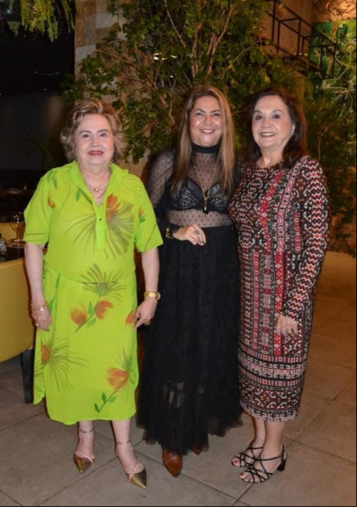 #BailedasMães - Convidados que contribuíram para o SUCESSO do nosso Jantar no Mês das Mães no Restaurante Piancó Gastronomia, realizado na noite do dia 15/5. Um click de Mauro Veras das queridas Vera Lobão (que aniversariou no dia 15/5), e Eliane Nogueira, presenças no nosso Baile das Mães. Chics!!! - (Mauro Veras)