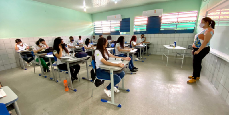 Para evitar evasão escolar, alunos do ensino médio irão ganhar bolsa de estudos