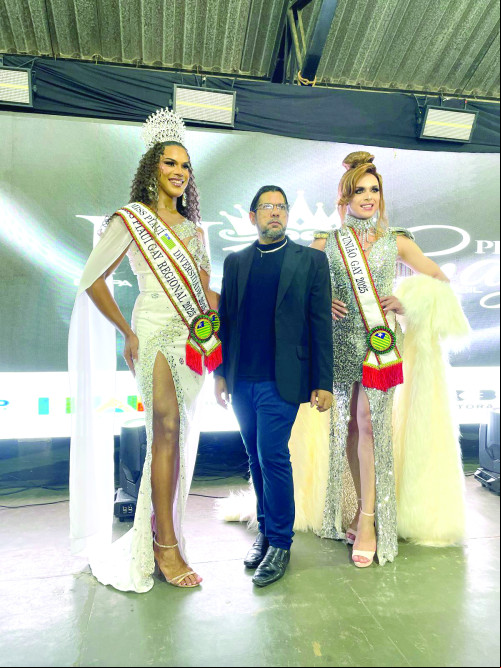 Claudiomar Alves (coordenador do Concurso Miss Piauí Gay Regional 2025) está feliz da vida com o sucesso do Concurso realizado dia 01 de Maio na cidade de União. Na foto com as eleitas no Certame,  Raelly Campos (Miss Piauí Gay Regional 2025) e Russa Campos (Miss União 2025). - (Divulgação)