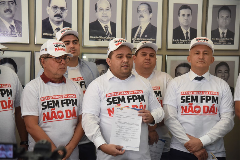 Prefeitos do PIauí em protesto na manhã desta terça - (Assis Fernandes/ O DIA)