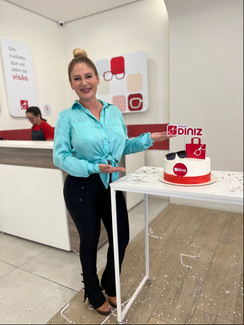 Empresária Alexsandra Diniz celebrou esta semana em todas as lojas, as três décadas de sucesso das Óticas Diniz. - (Arquivo Pessoal)