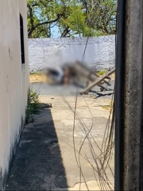 Motociclista morre esmagado por poste após acidente envolvendo caminhão no bairro Pedra Mole